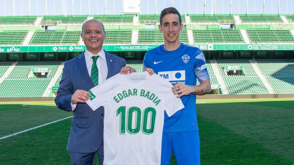 El presidente del Elche, Joaquín Buitrago, entrega a Edgar Badia una camiseta conmemorativa de sus 100 partidos