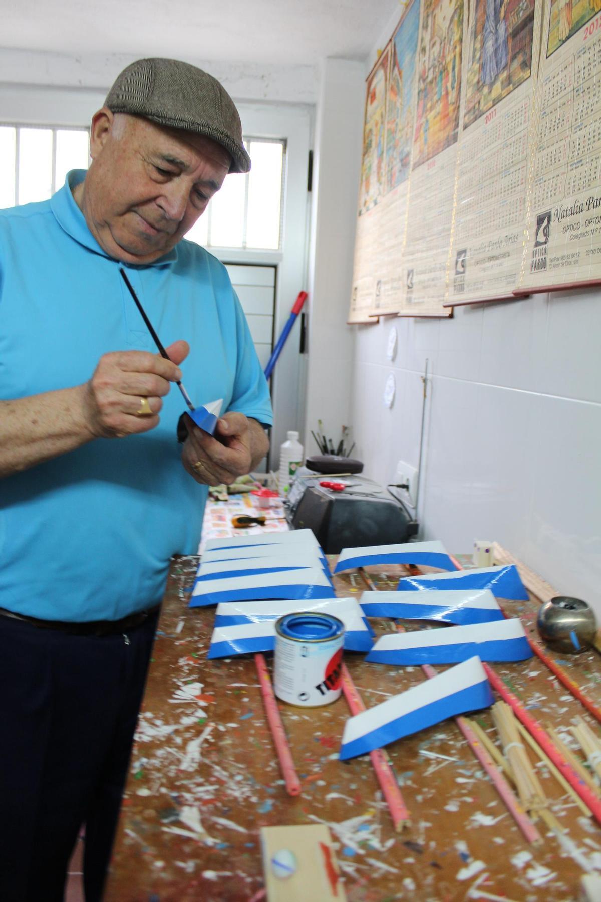 Luis Pérez en plena faena en su almacén, en una imagen de archivo.