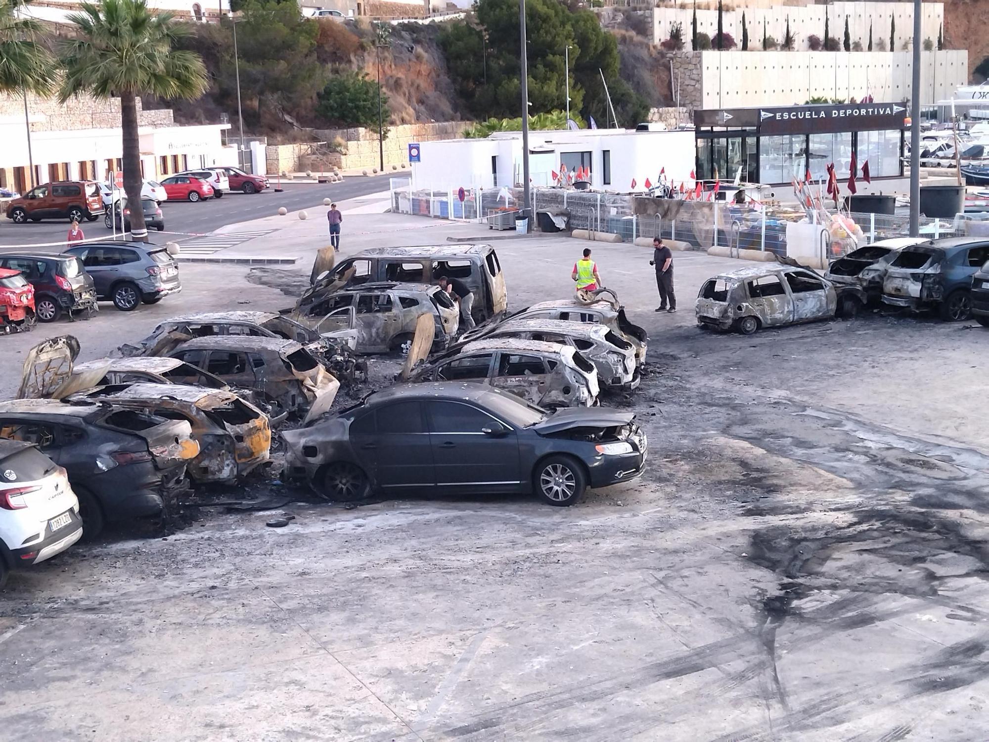 Los estragos de un incendio de traca: Imágenes de los coches destruidos en Xàbia