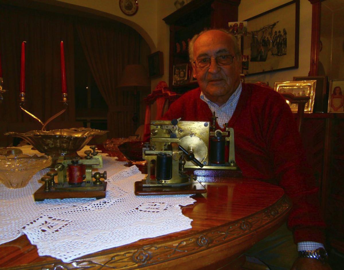 Joan de Deu Bueno manejant un aparell Morse emprat en telegrafia. / Foto: Família Bueno