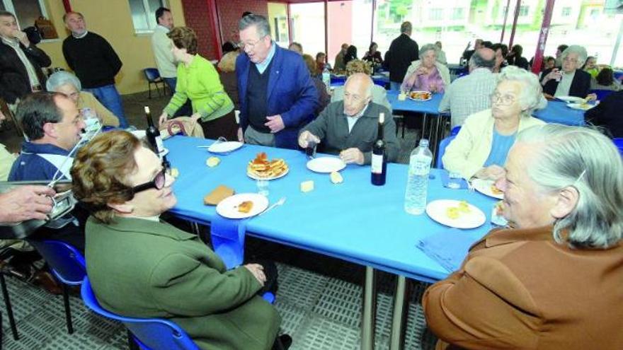 Los vecinos recuperaron fuerzas tras el trabajo con una comida.