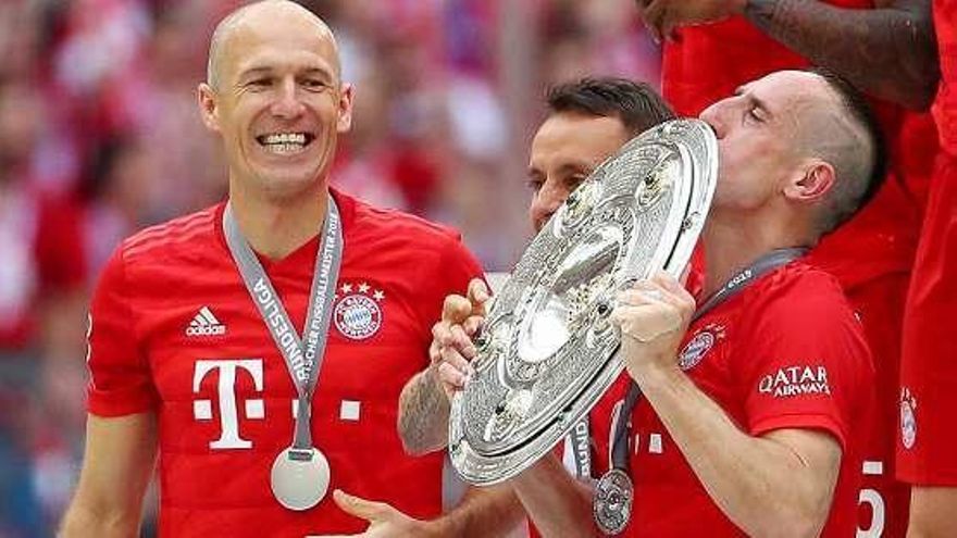 Ribery, con el trofeo de la Bundesliga, ante un sonriente Robben.