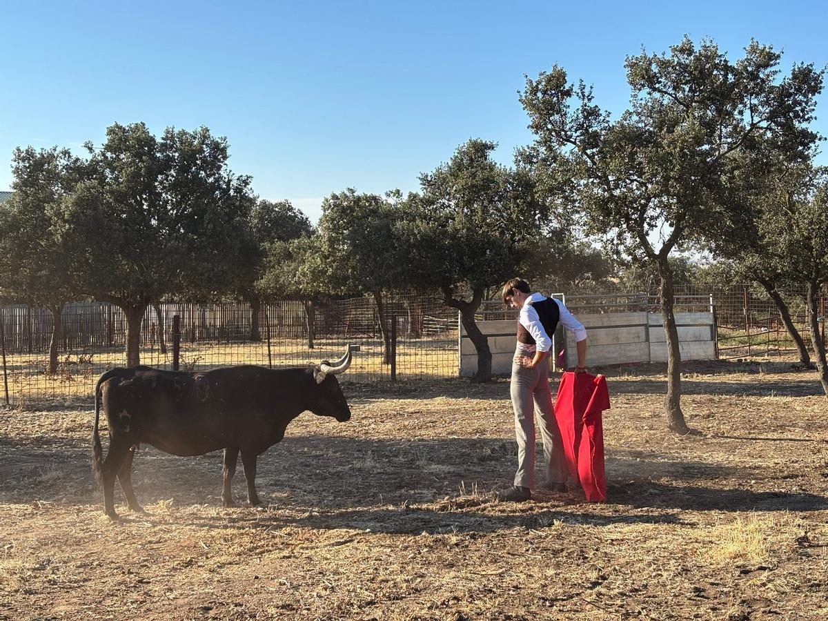GALERÍA | Alumnos de la Escuela Taurina de Navas del Rey participan en una retienta en la ganadería Toros Villalpando