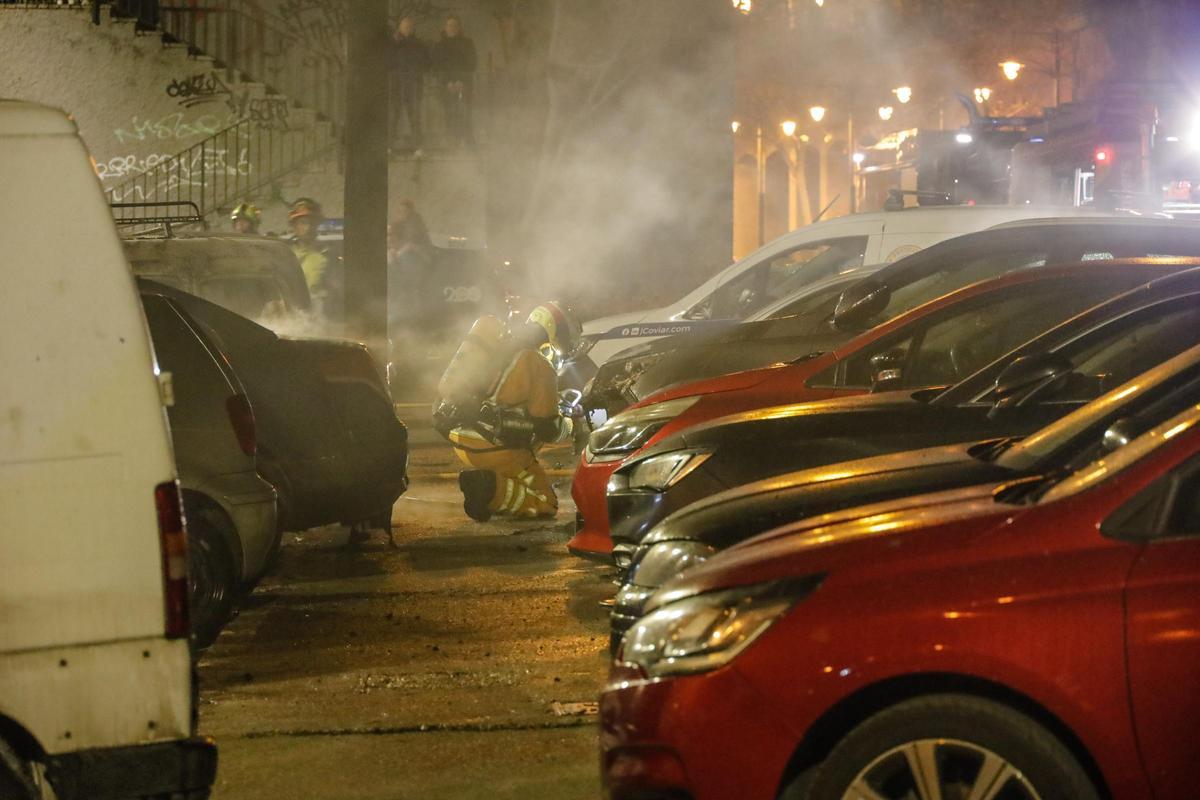 Imágenes del incendio de coches en Alcoy