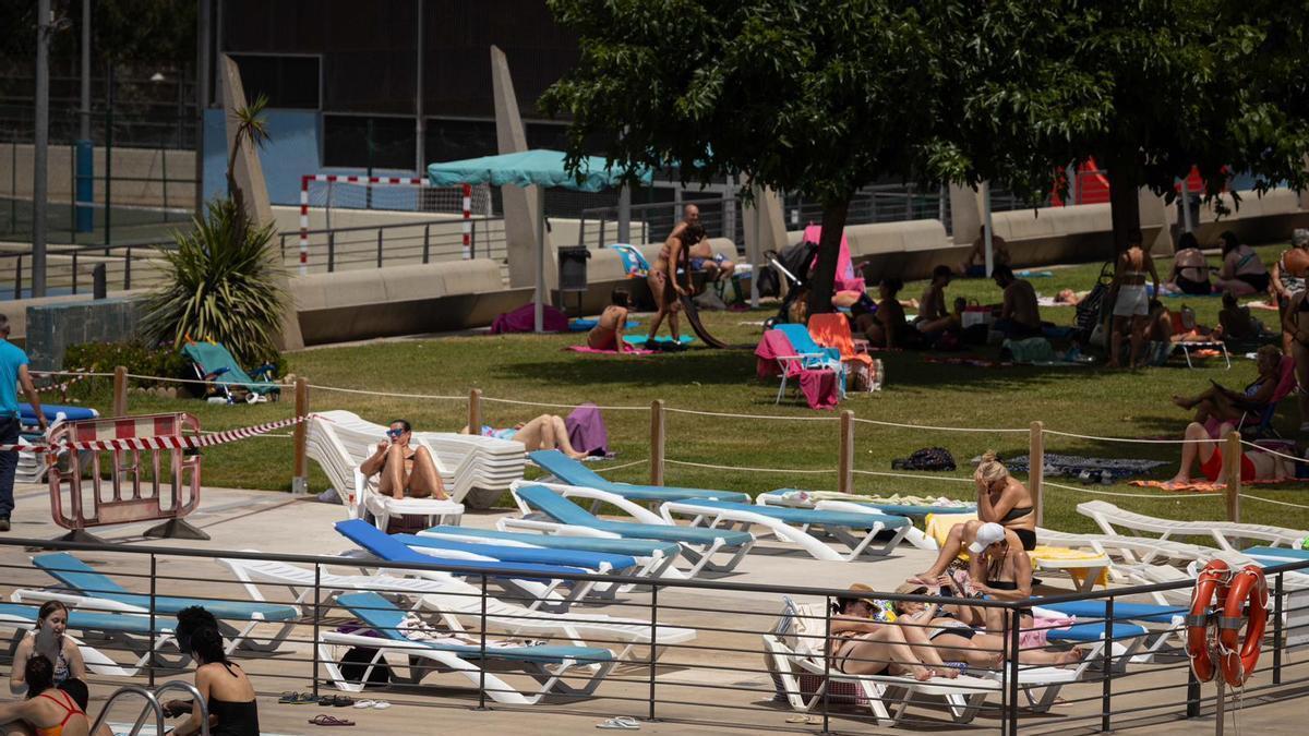Gran afluencia en las piscinas de Zaragoza para combatir el calor