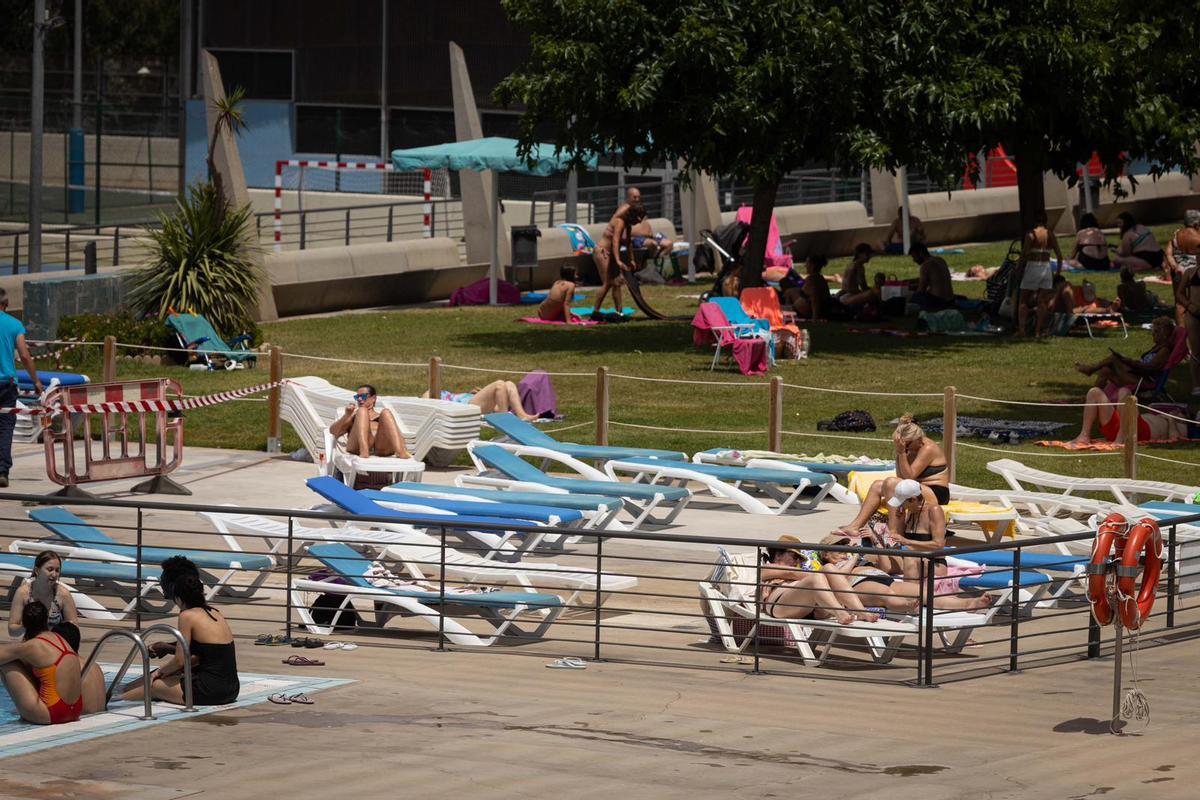 Gran afluencia en las piscinas de Zaragoza este sábado.