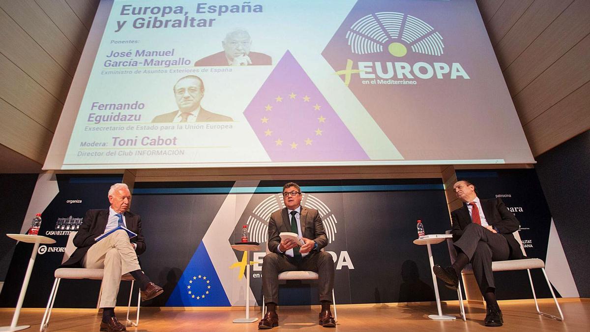 José Manuel García-Margallo y Fernando Eguidazu, con Toni Cabot como moderador, en un momento del acto.