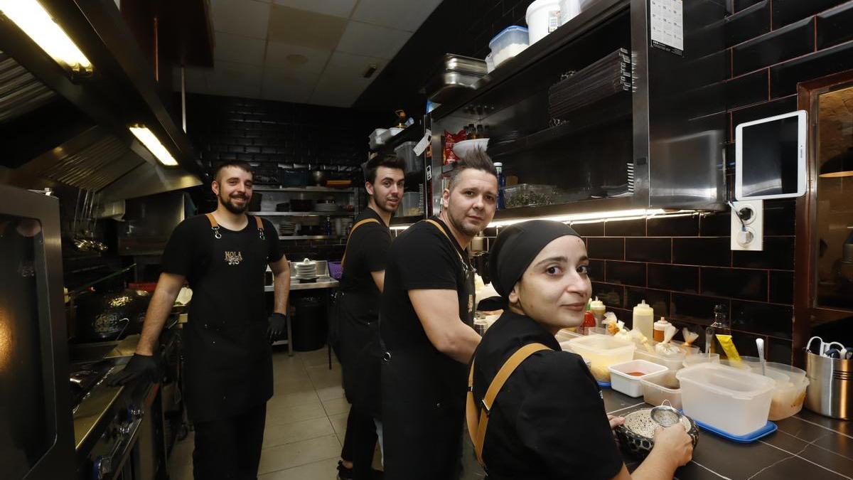 Equipo de cocina de Nola Gras, en Zaragoza.