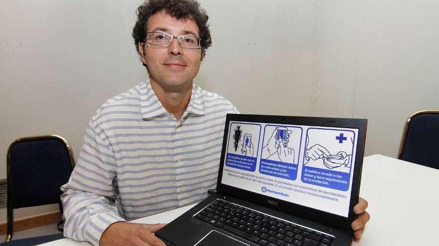 El informático Manuel Fraga, con una imagen de la aplicación en el ordenador.  // Jorge Santomé