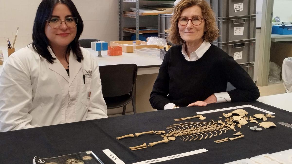 Carolina Sandoval y Assumpció Malgosa, en el Laboratori d'Antropologia Biológica de la UAB
