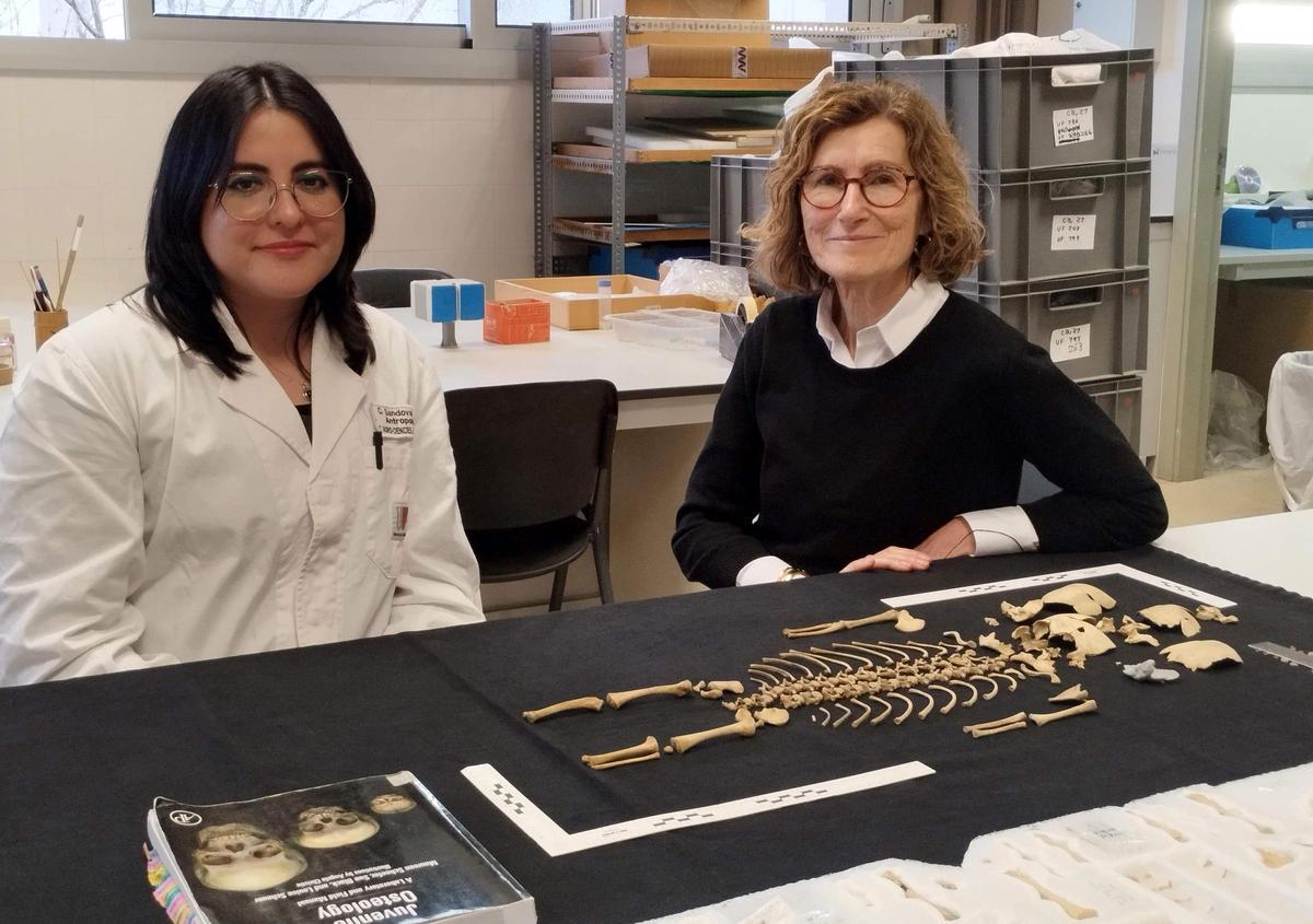 Carolina Sandoval y Assumpció Malgosa, en el Laboratori d'Antropologia Biológica de la UAB