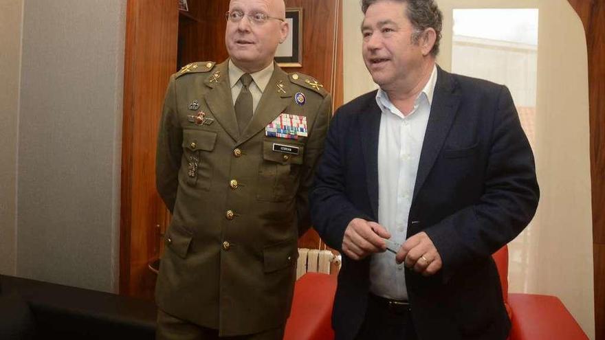 El general de la Brilat inició ayer su ronda de despedida de las autoridades con el alcalde Lores. // R. V.