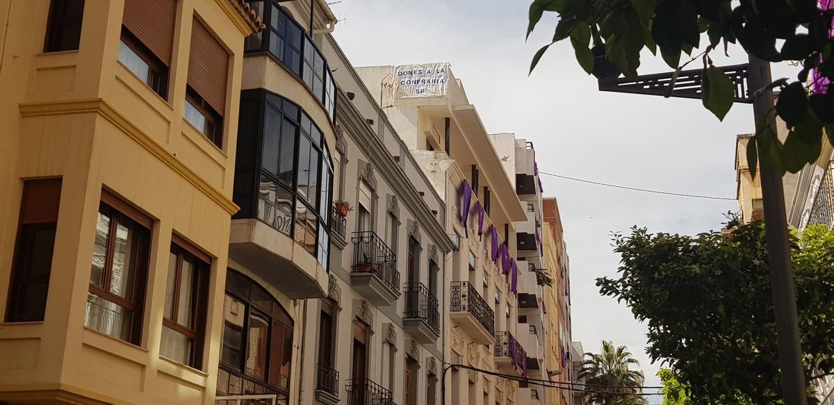 Cartel colocado en lo alto del lateral de un edificio.
