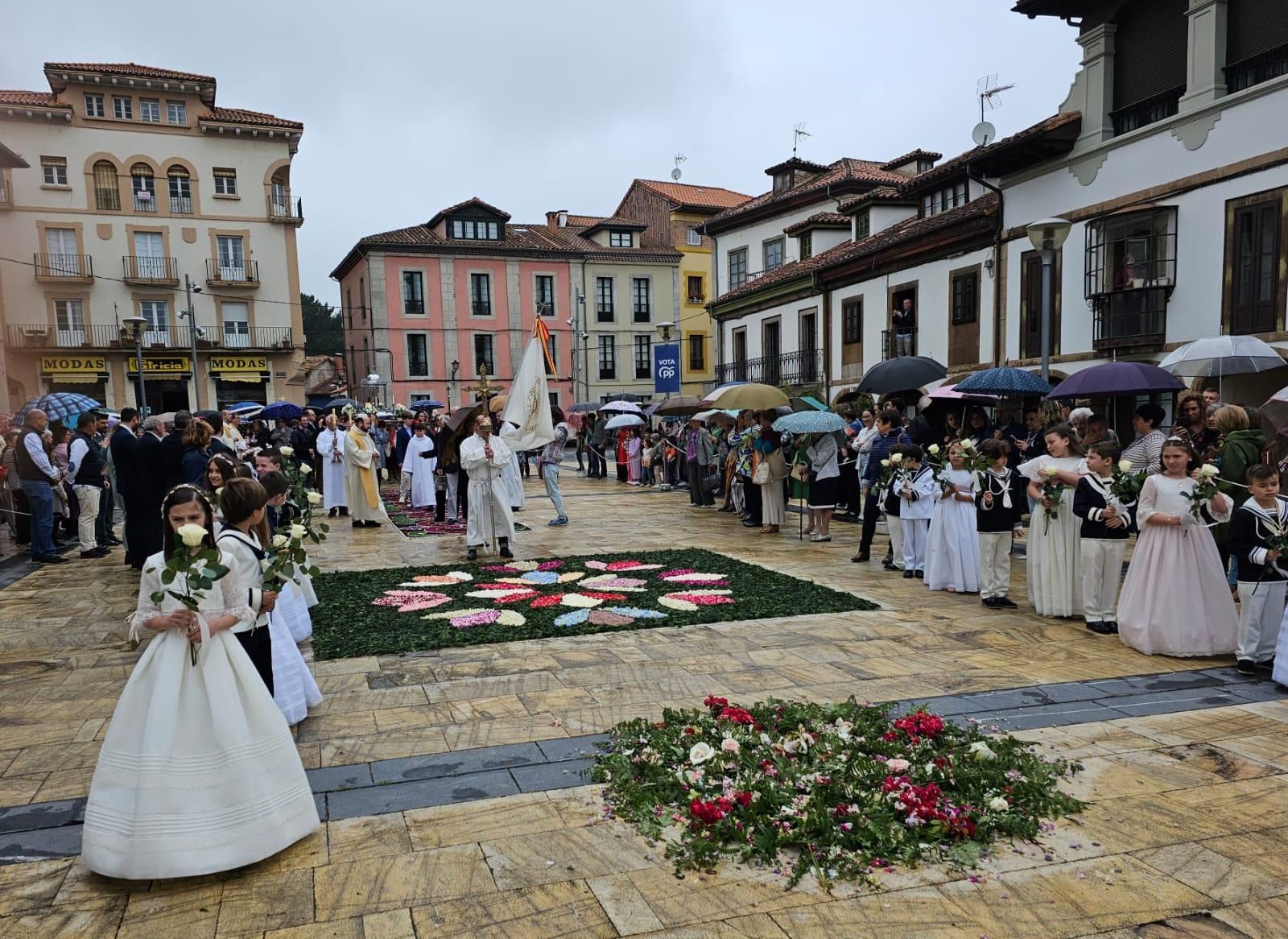 Pravia disfrutó del Corpus: así fue la colorida procesión