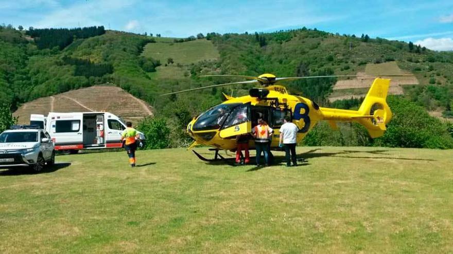 El traslado del herido desde helicóptero a la ambulancia.