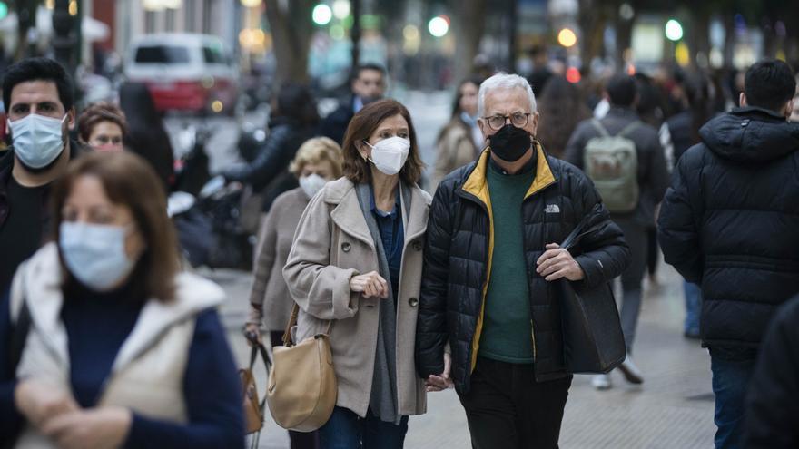 Un epidemiòleg posa data a la fi de les mascaretes en interiors