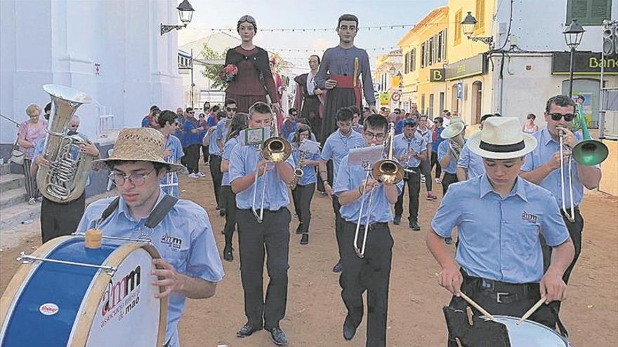 Los ‘gegants’, invitados de honor en la isla de Menorca