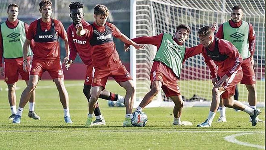 Febas disputa el balÃ³n en un entrenamiento de esta semana en Son Bibiloni.