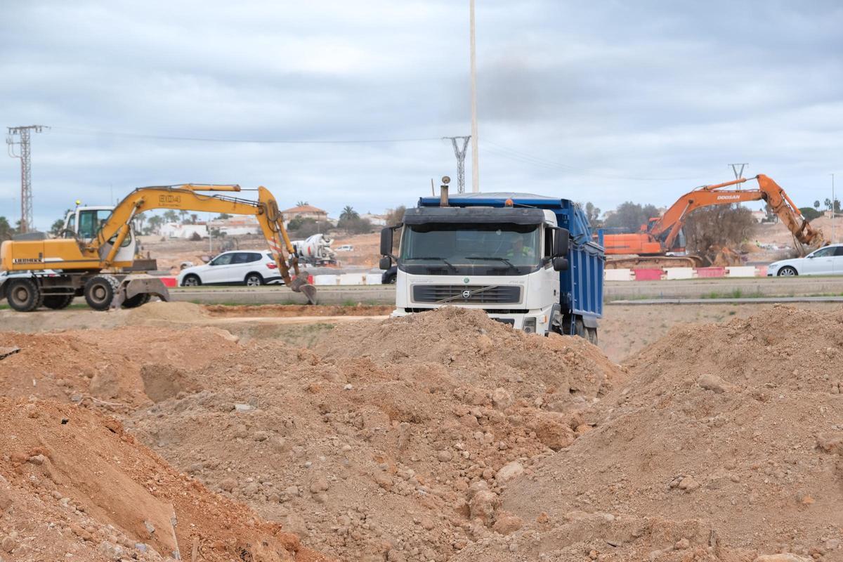Comienzan las obras del acceso a las 7.400 futuras viviendas de La Hoya: la rotonda que hace la número 14 de la CV-905