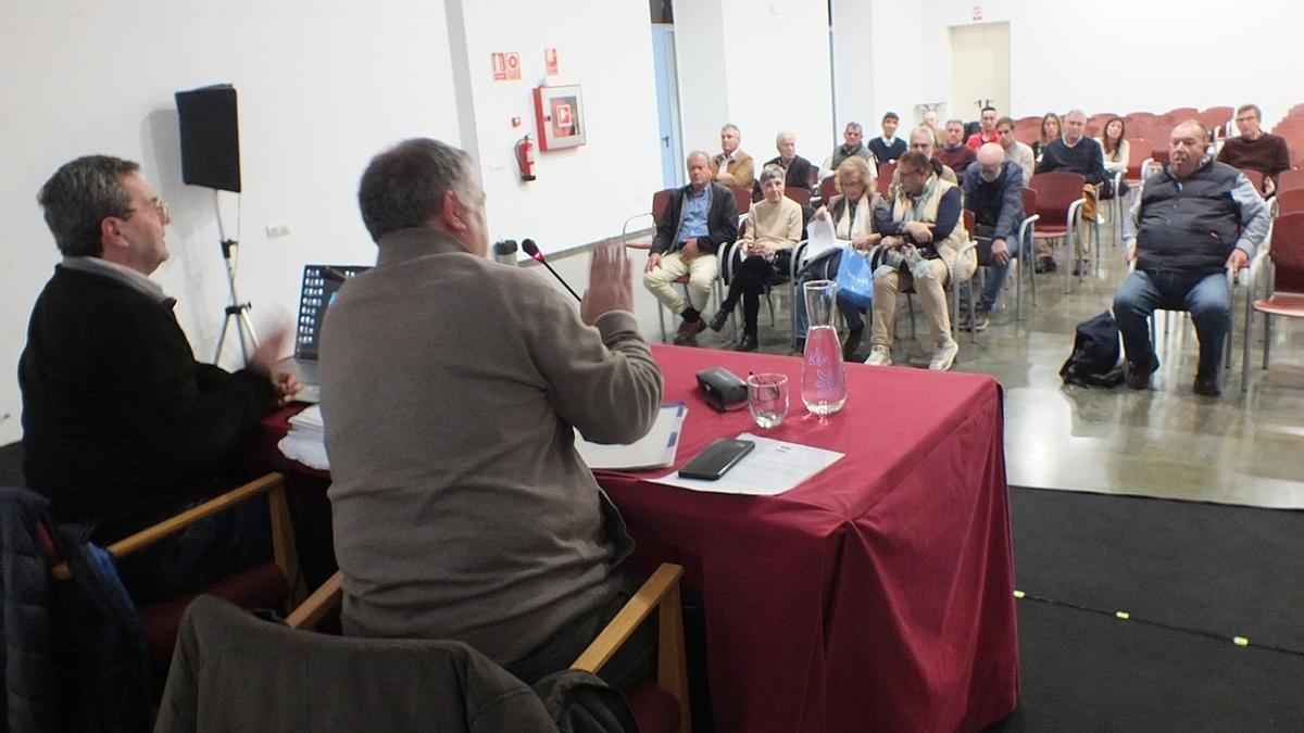 Al Zahara y Consejo del Movimiento Ciudadano explican a las AAVV cómo llegar a acuerdos para mantener zonas privadas de uso público.