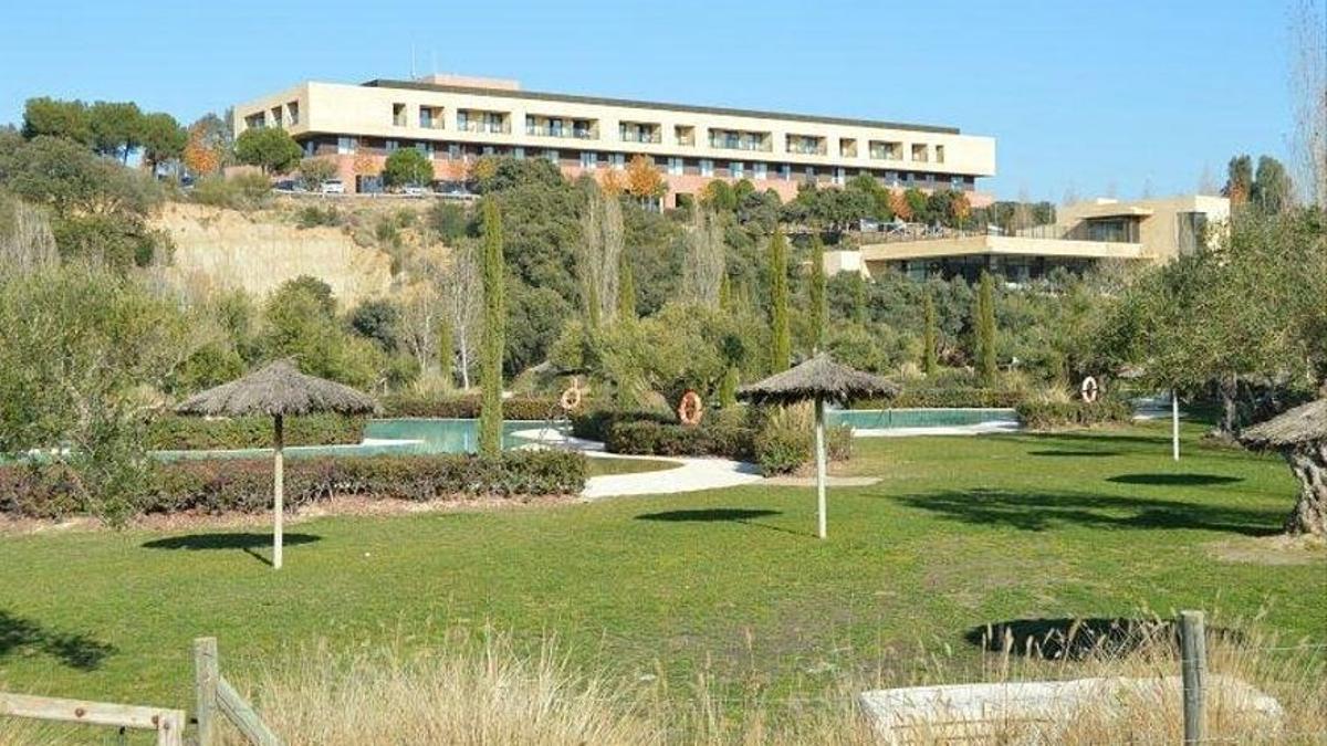 Vista del único hotel del complejo MarinaIsla de Valdecañas, junto al club social y la zona de las piscinas.