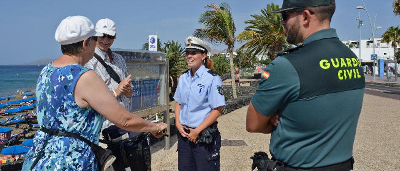 Una agente de la Policía alemana (Polezei) dialoga con unos turistas junto a un guardia civil, en una imagen de archivo.