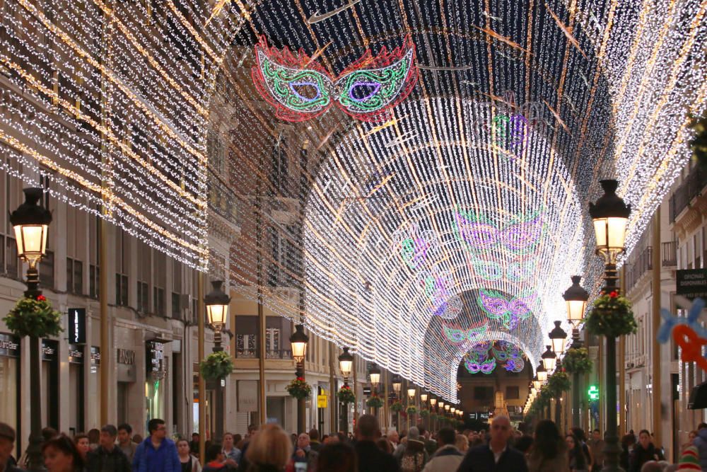 La principal calle del centro de Málaga ya luce los motivos carnavalescos, máscaras y antifaces, con motivo de la Fiesta del Invierno Cálido de la ciudad