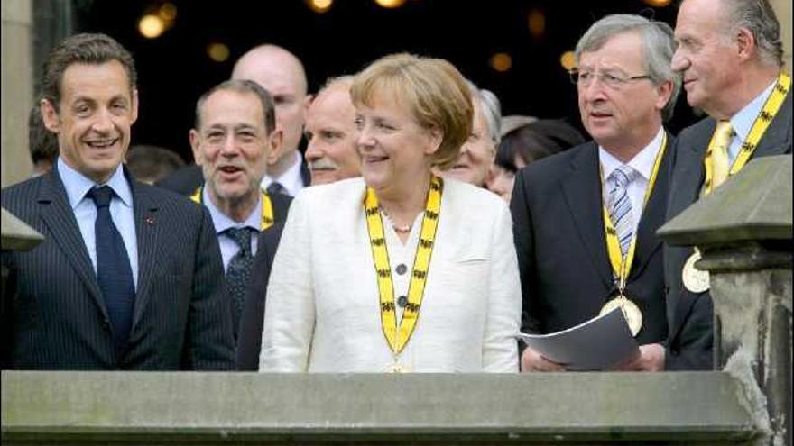Sarkozy, Solana, Merkel, el luxemburgués Juncker y el Rey, a la derecha.