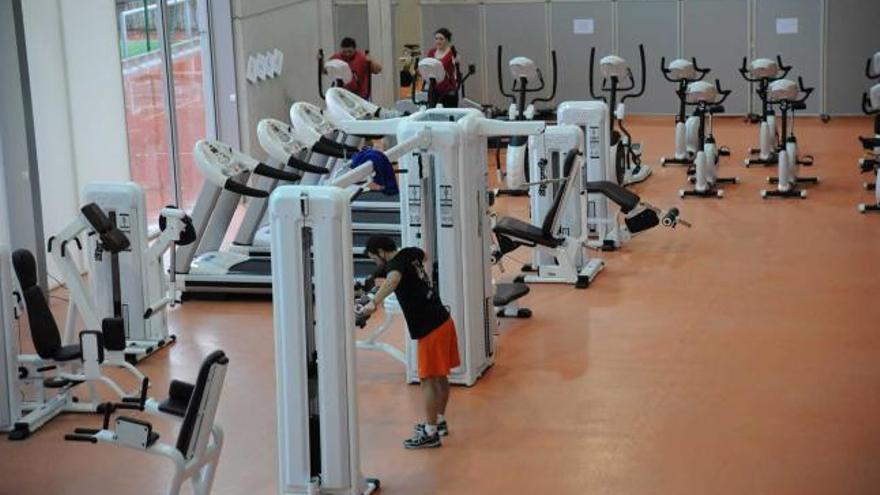 Usuarios en el gimnasio de las instalaciones deportivas del campus universitario de Mieres.