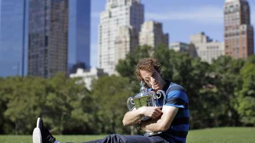 Murray, con su trofeo del US Open, ayer en Nueva York. / efe / b. mcdermid