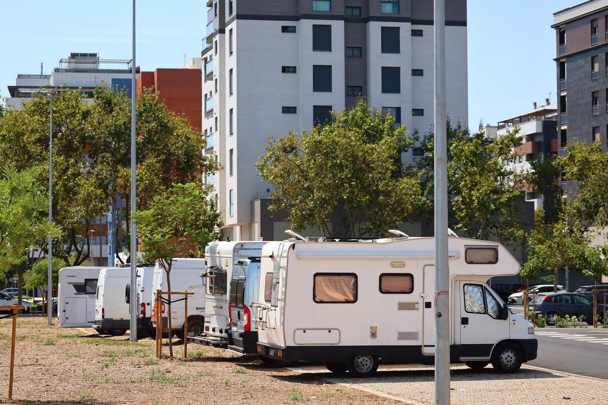Caravanas en el párking del antiguo recinto de ferias y mercados (Goliat) de Castelló.