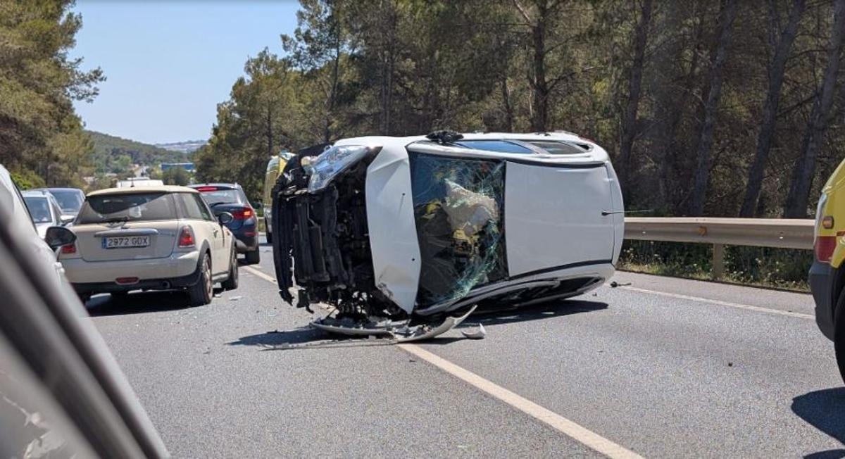 Un coche queda volcado tras un choque frontal con un Uber en la carretera de Santa Eulària
