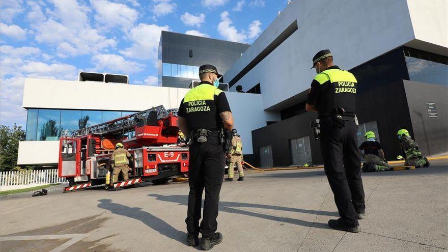 Agentes de la Policía Local de Zaragoza tras un accidente en el Actur