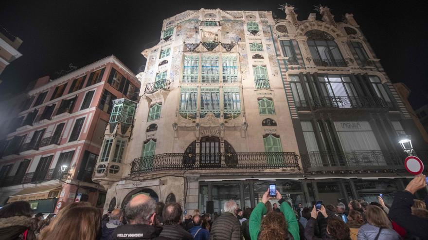 Multitudinaria inauguración de la fachada modernista de Can Rey tras su restauración