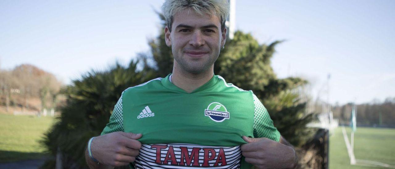 Juancho Fernández García-Barrero, con la camiseta de La Fresneda por encima de la elástica de la Universidad de Tampa.