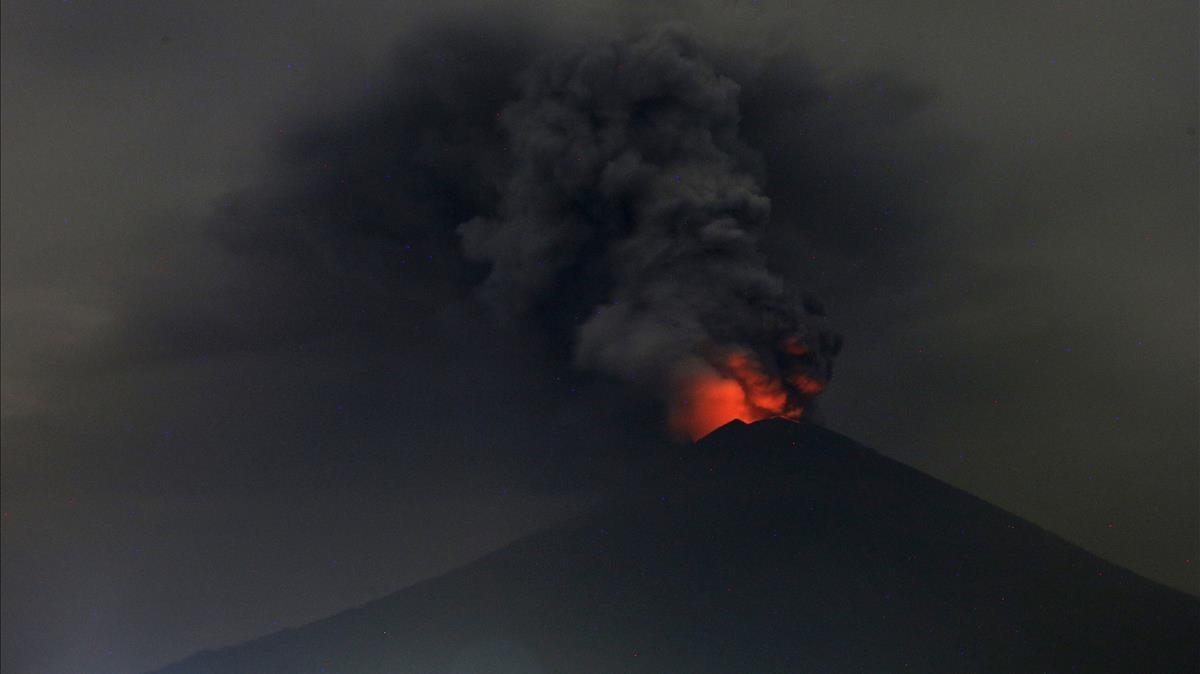 abertran41101228 a view of mount agung volcano erupting in karangasem  bali  171127130605