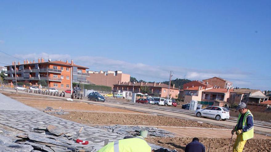 Tres operaris col·locant el paviment d&#039;una rambla, fa uns mesos, al Pla de Baix Domeny.