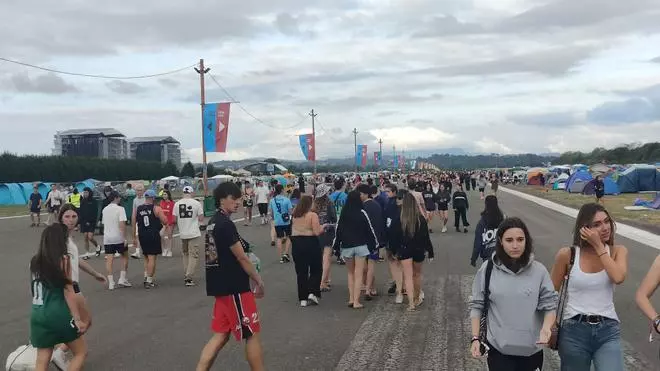 En imágenes: La Morgal rebosa con más de 30.000 jóvenes ya en el recinto del Boombastic