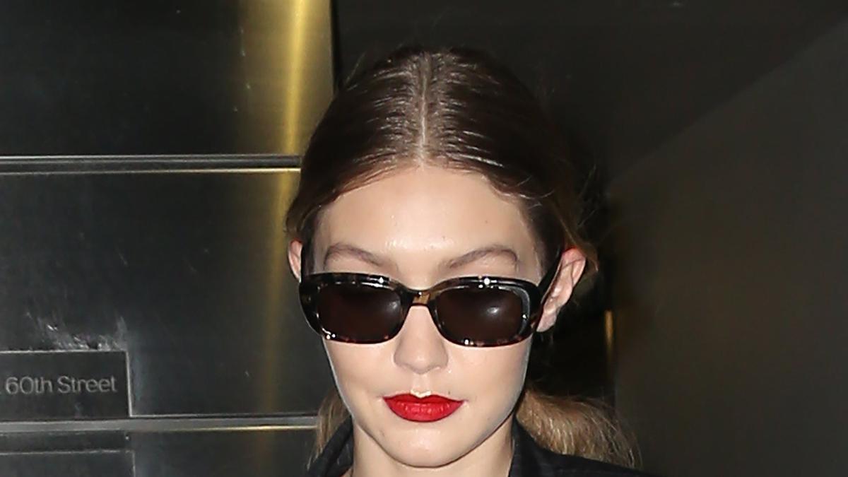 Gigi Hadid con labios rojos