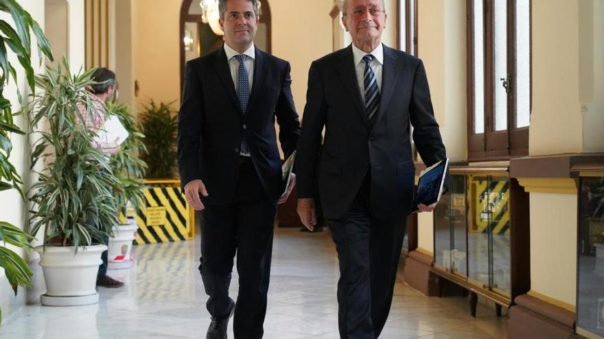 Carlos Conde y el alcalde, antes de la rueda de prensa de presentación de los presupuestos.