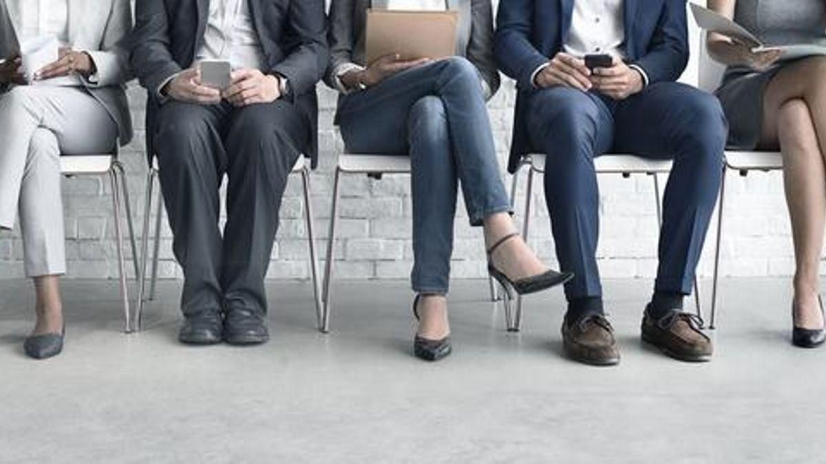 Personas esperando para una entrevista de trabajo.