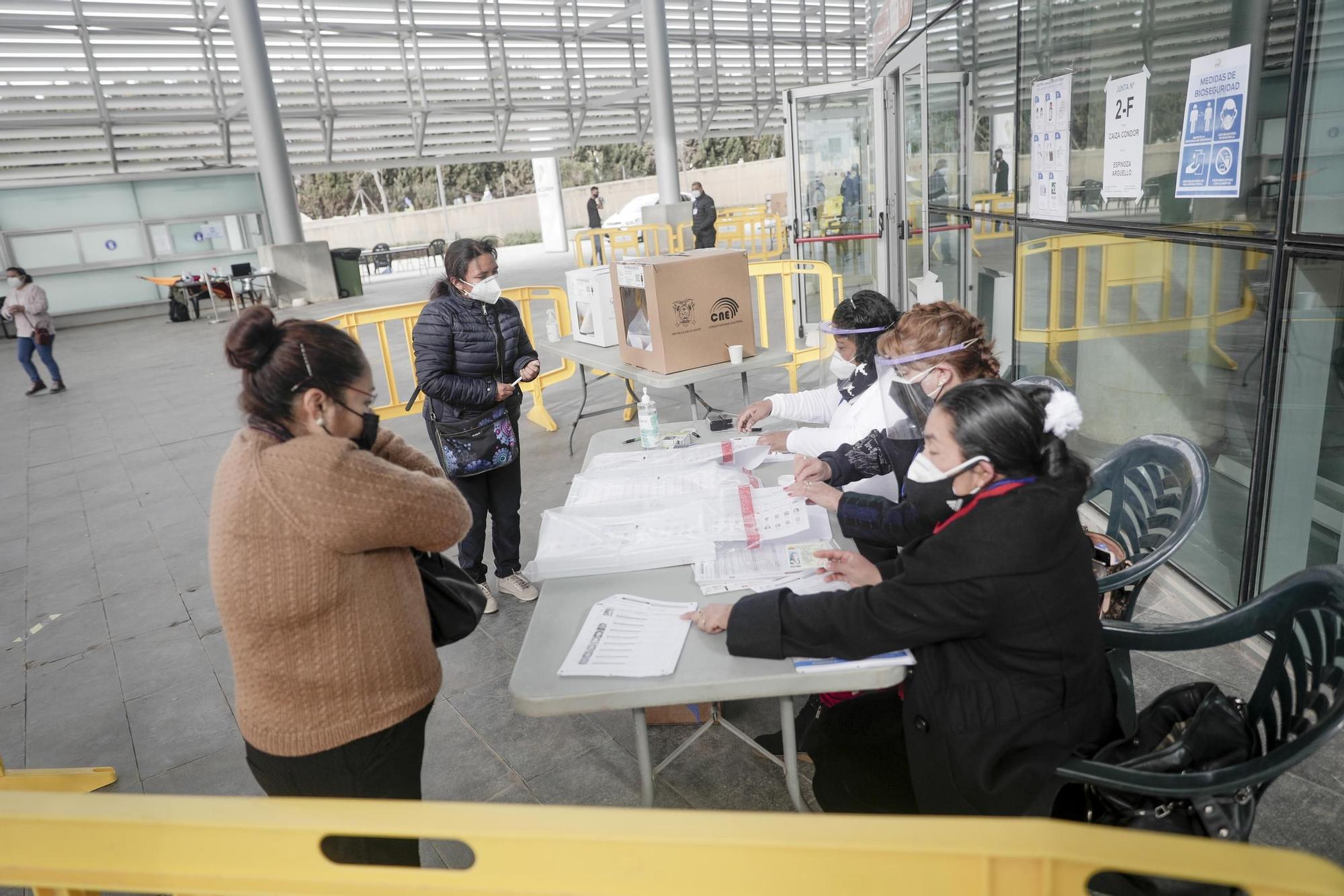 Aglomeraciones y "desorganización" en el arranque de las elecciones de Ecuador en Palma