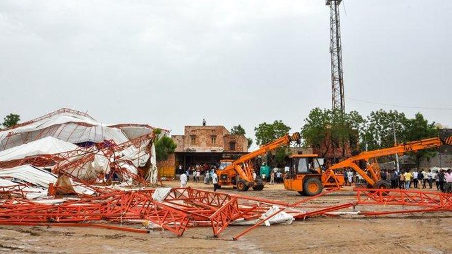El derrumbe de una carpa metálica en la India deja al menos 14 muertos