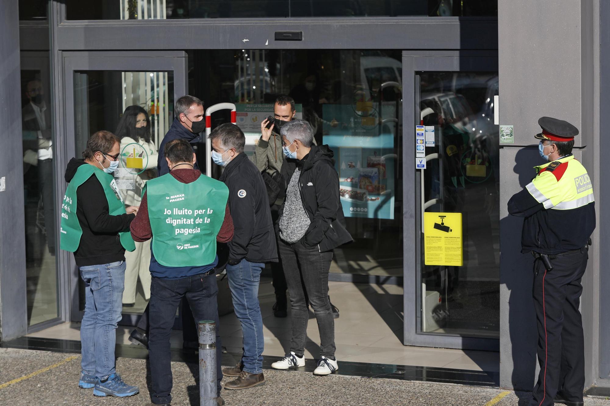 Un centenar de ramaders protesten a Girona per exigir «un preu més just» de la llet