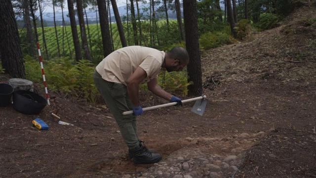 Excavación arqueológica en As Torres, donde aparecieron nuevos pavimentos.