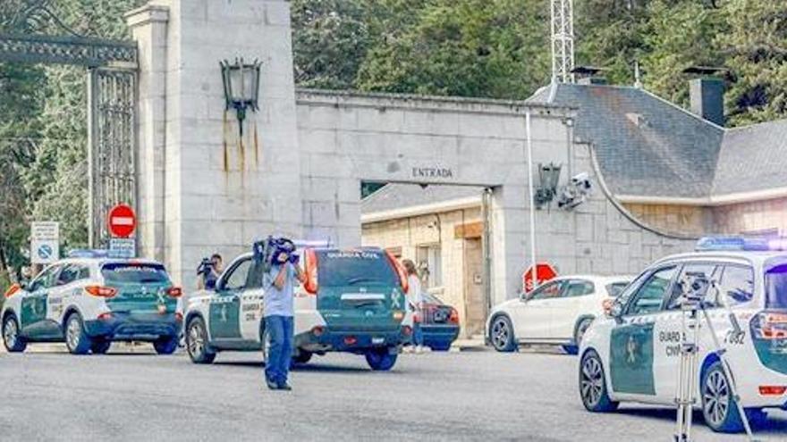 Vehículos de la Guardia Civil entran en el Valle de los Caídos tras su cierre.