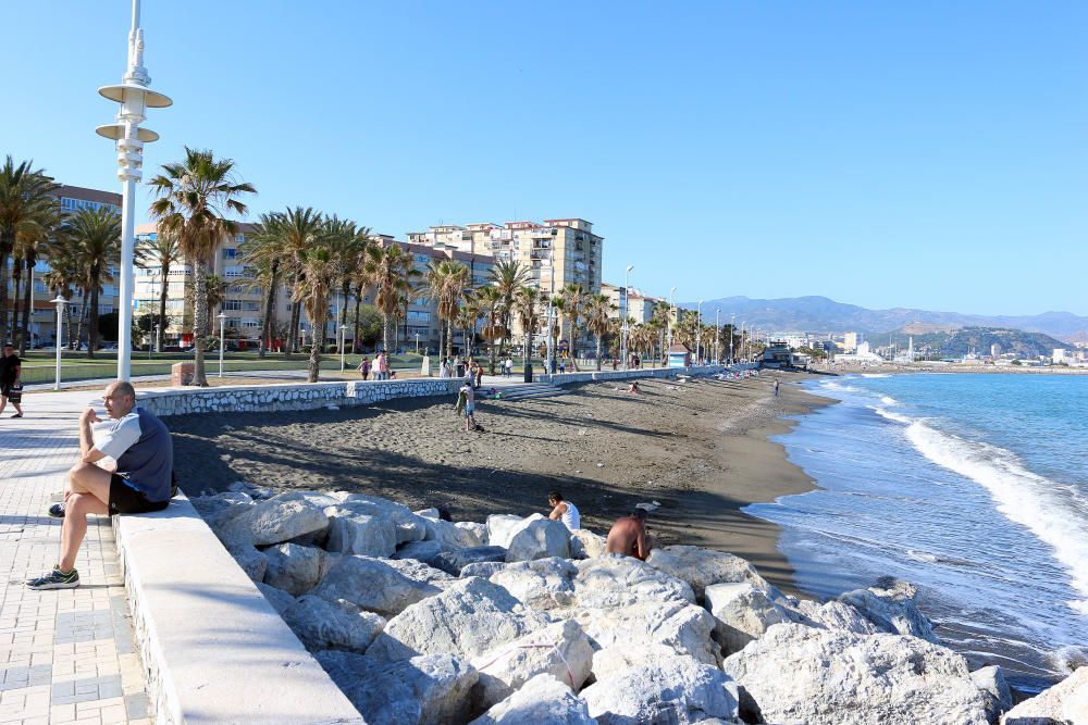 Los vecinos del barrio de Huelin se quejan del mal estado de la playa y piden responsabilidades al Ayuntamiento de Málaga