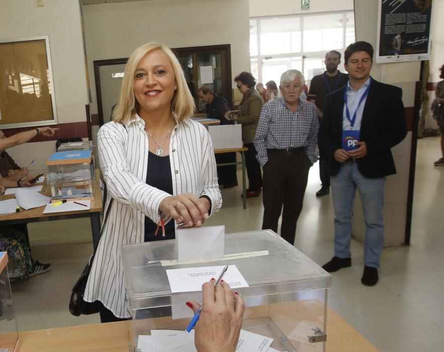 Elena Muñoz vota durante las elecciones municipales de 2019