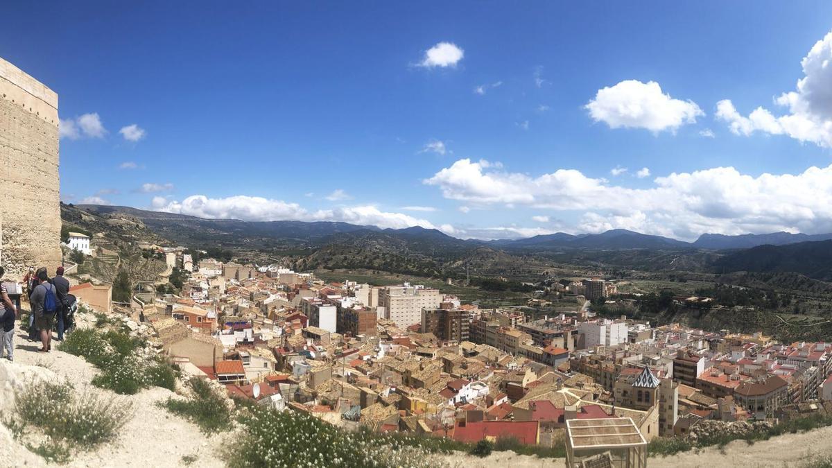La senda de los almendros ofrece unas vistas espectaculares de la comarca de l’Alacantí.