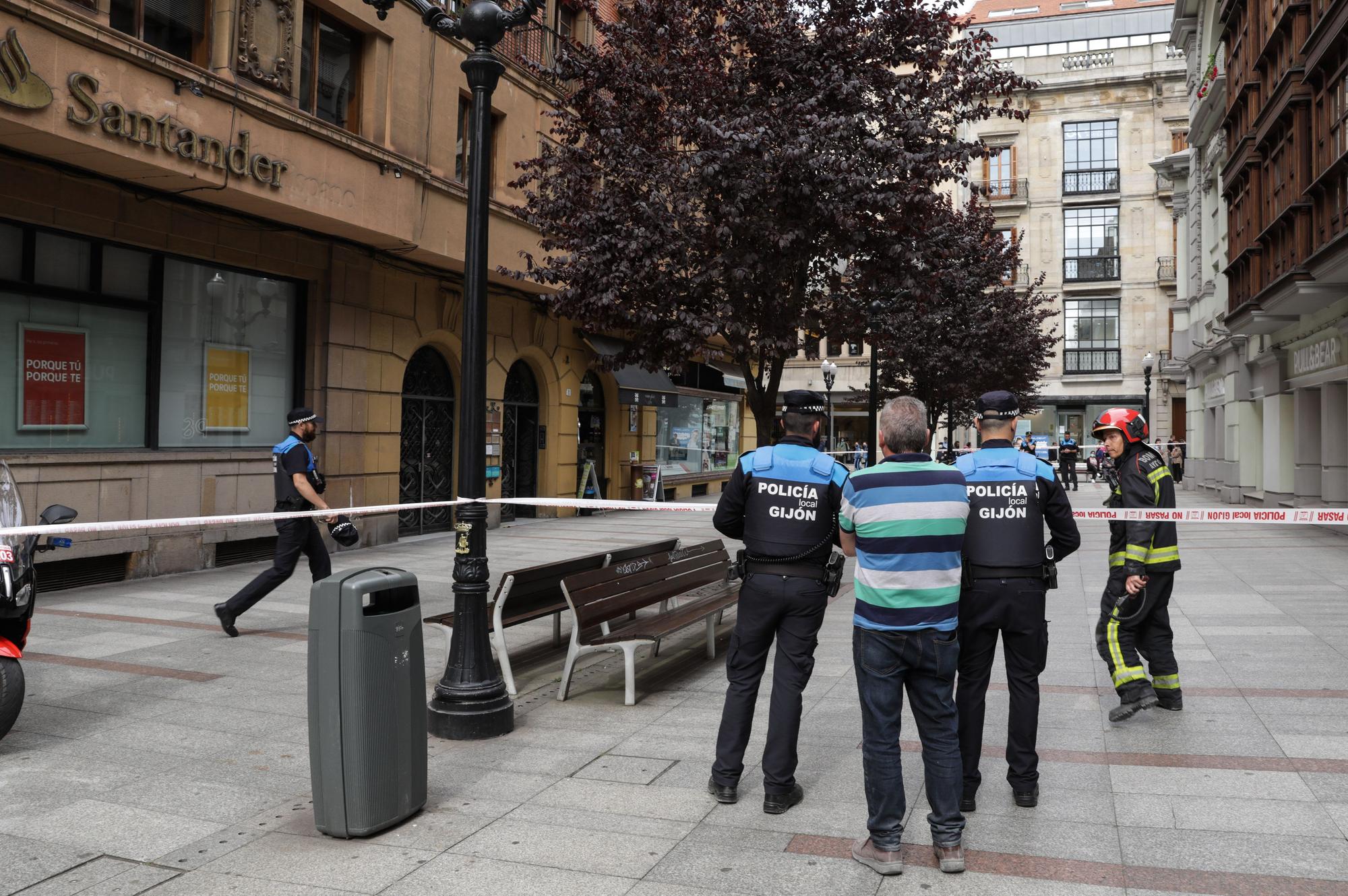 Gran expectación en la calle Asturias por un escape de gas en un piso en obras